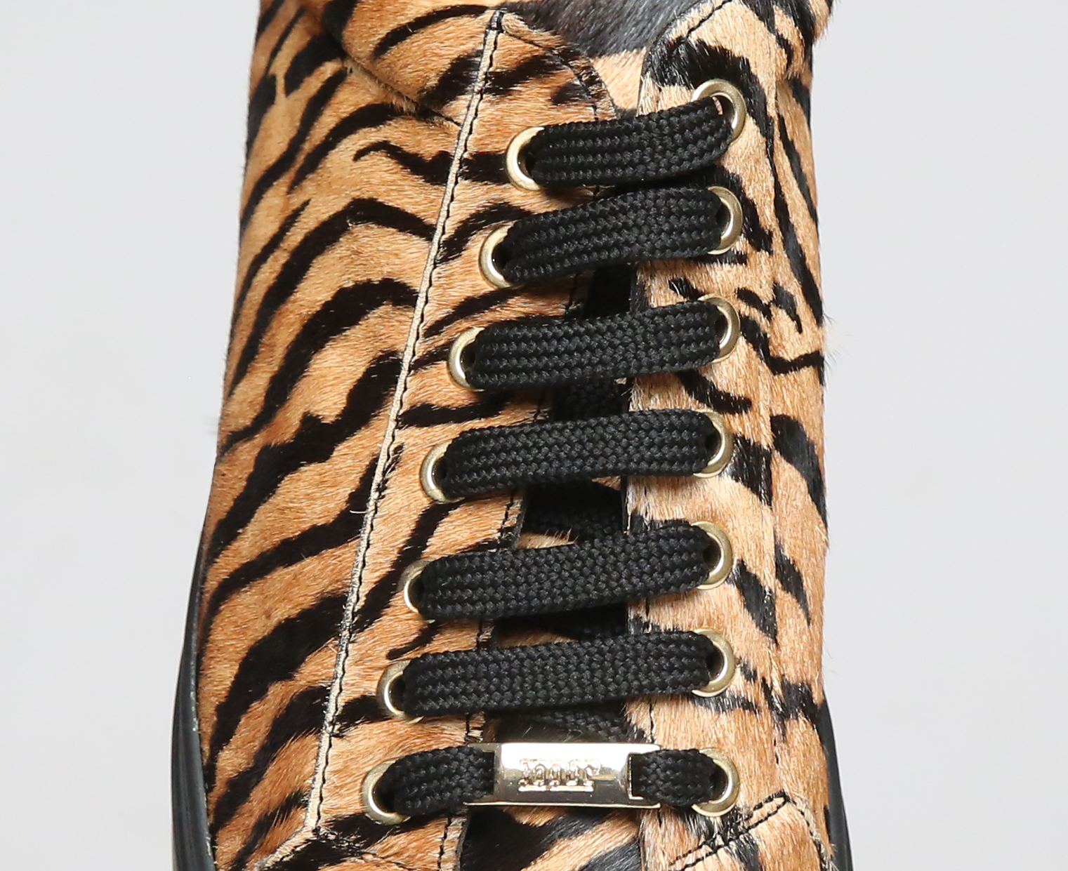 Sneaker aus Fell mit Tigerprint – Bild 3