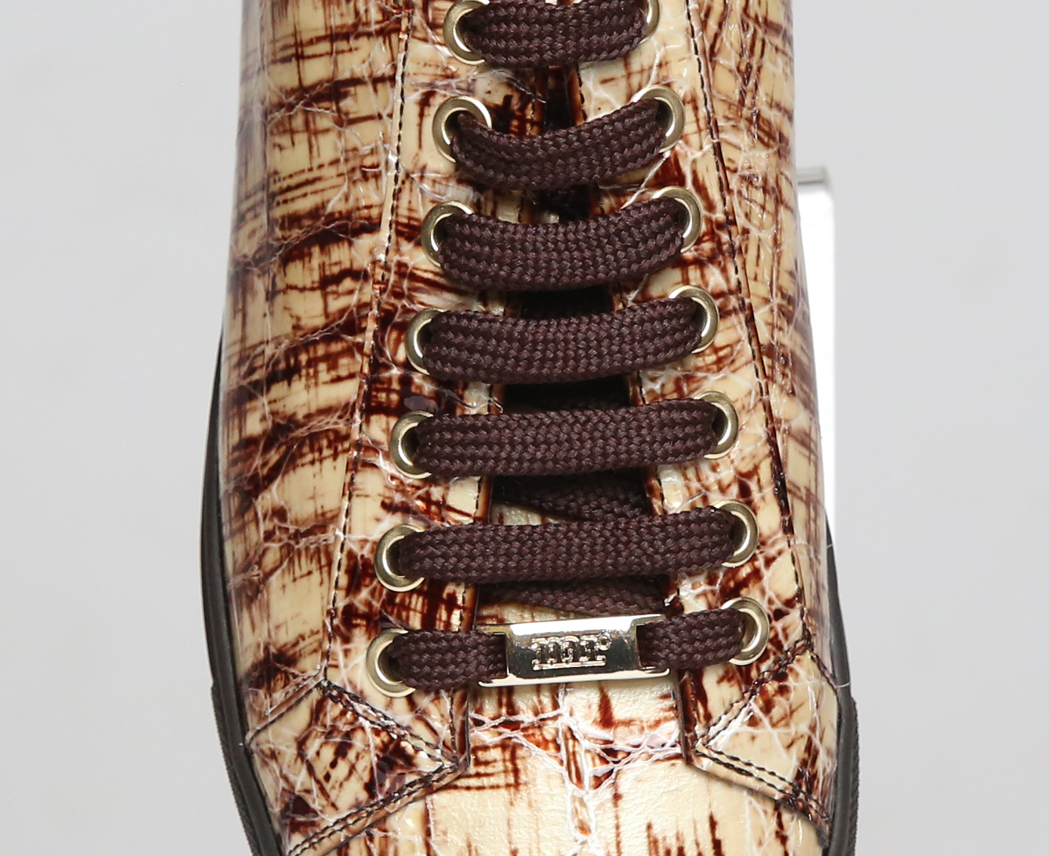 Sneakers aus geprägtem Lackleder – Bild 3