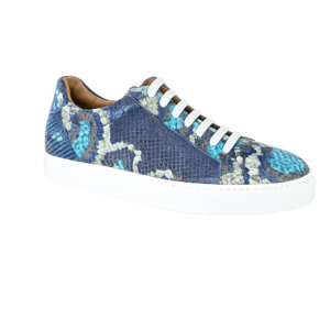 Herrensneaker aus Leder mit Pythonprägung in blau und beige.