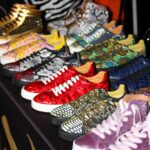 Bunte Sneaker auf einer Modenschau präsentiert