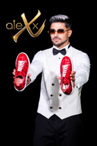 Rote Lackledersneaker von einem Model in elegantem Outfit präsentiert